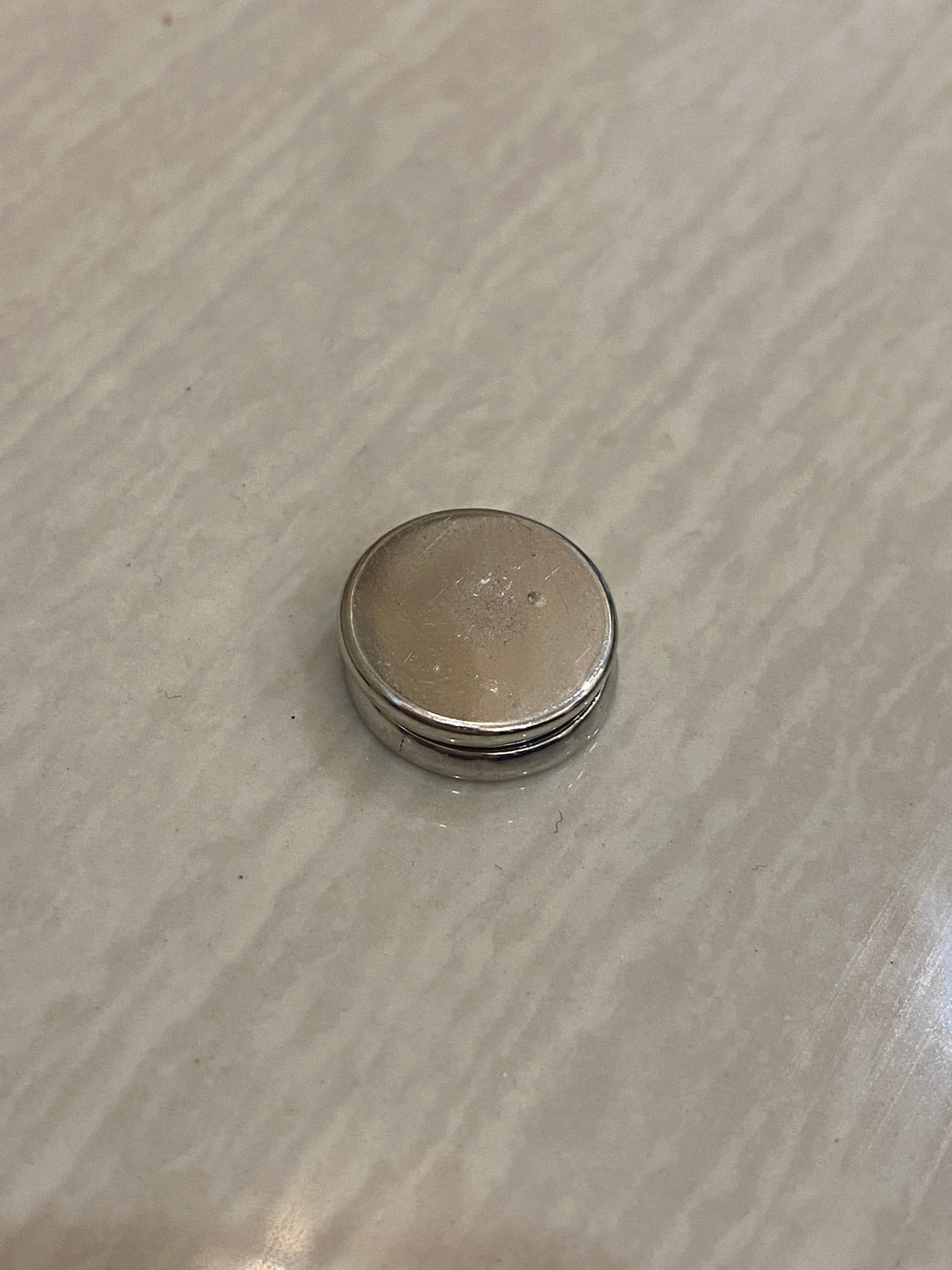 1 thin circle shaped magnet